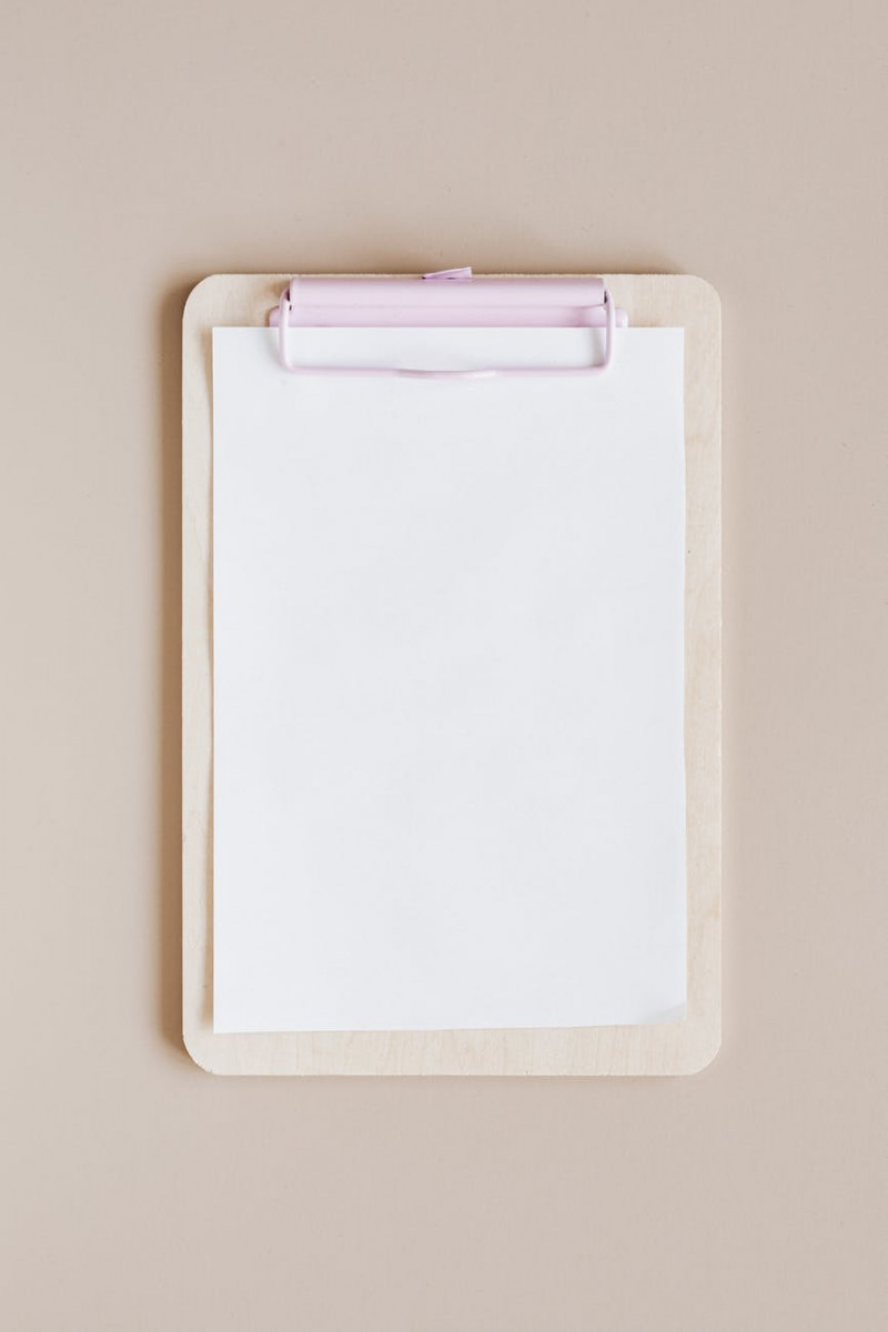 mockup of white clipboard with blank paper